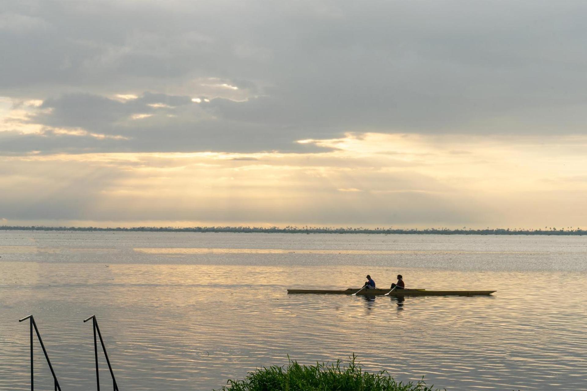 Stayvista At The Rain - River Villa With Infinity Pool Alappuzha Ngoại thất bức ảnh
